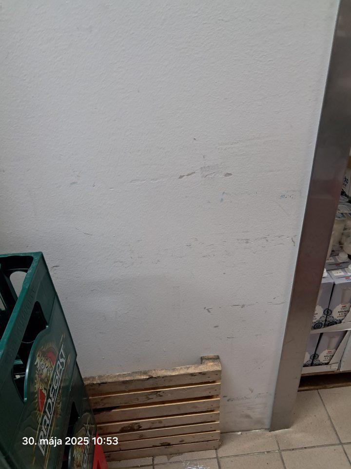 Znečistená a poškodená stena.