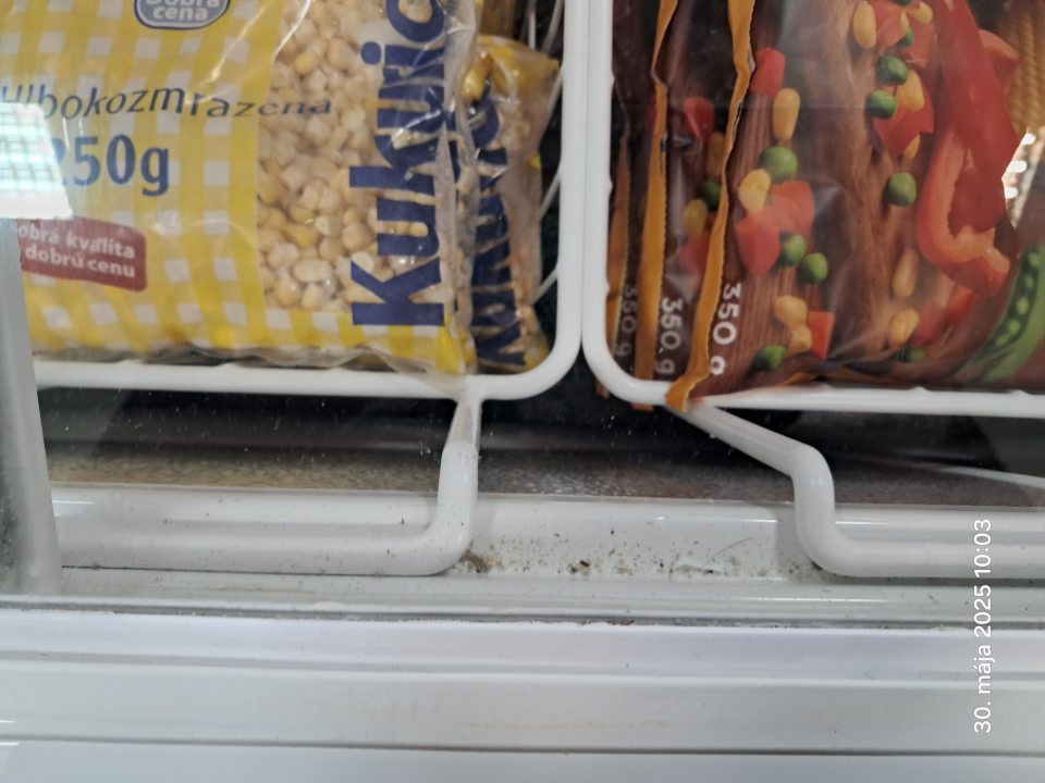 Znečistené mraziace zariadenia na predajnej ploche.