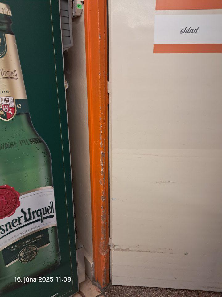 Poškodené dvere a zárubňa.