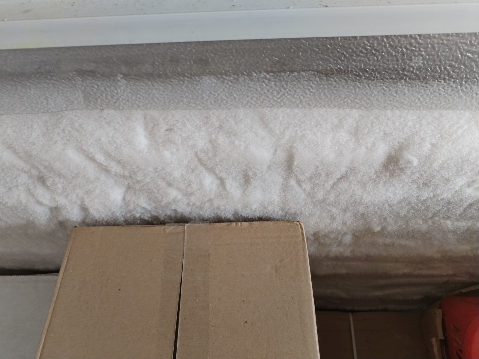 Námraza v mraziacom boxe v sklade.