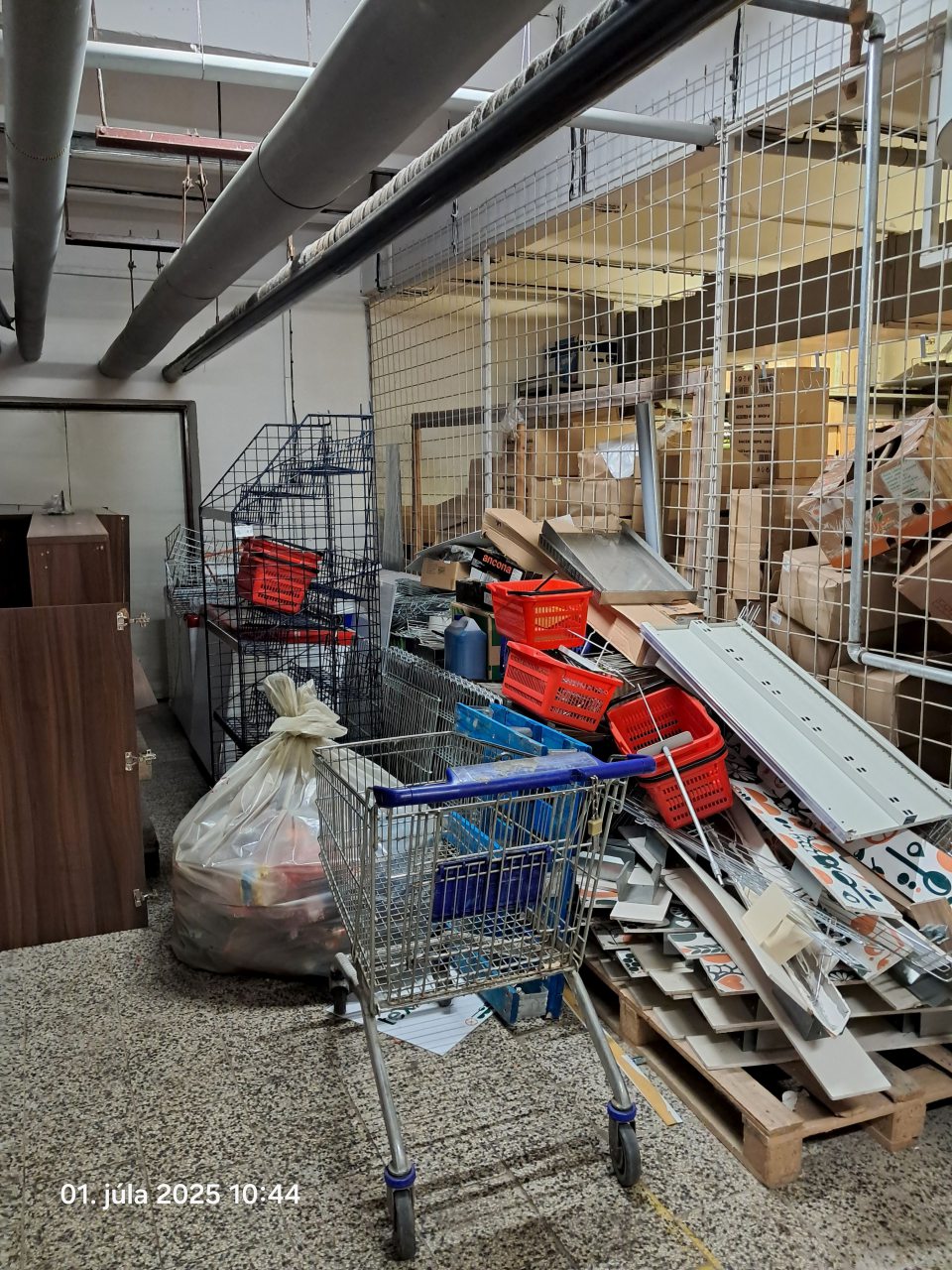 Nepotrebné veci v sklade.