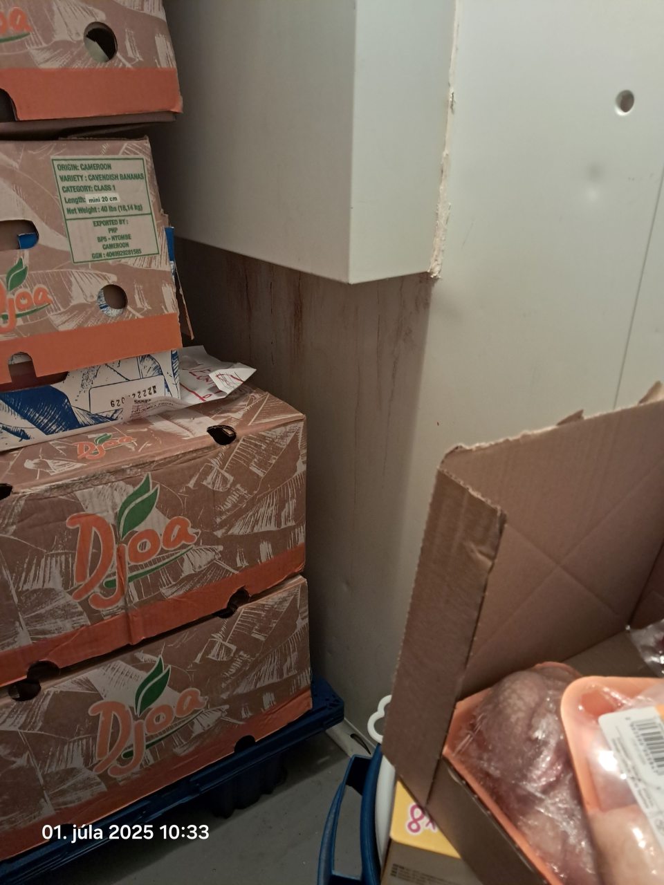 Znečistená stena v mraziacom boxe v zázemí.