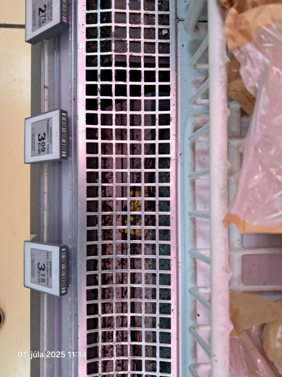 Znečistená chladiaca vitrína na predajni- priestor pod mriežkou.