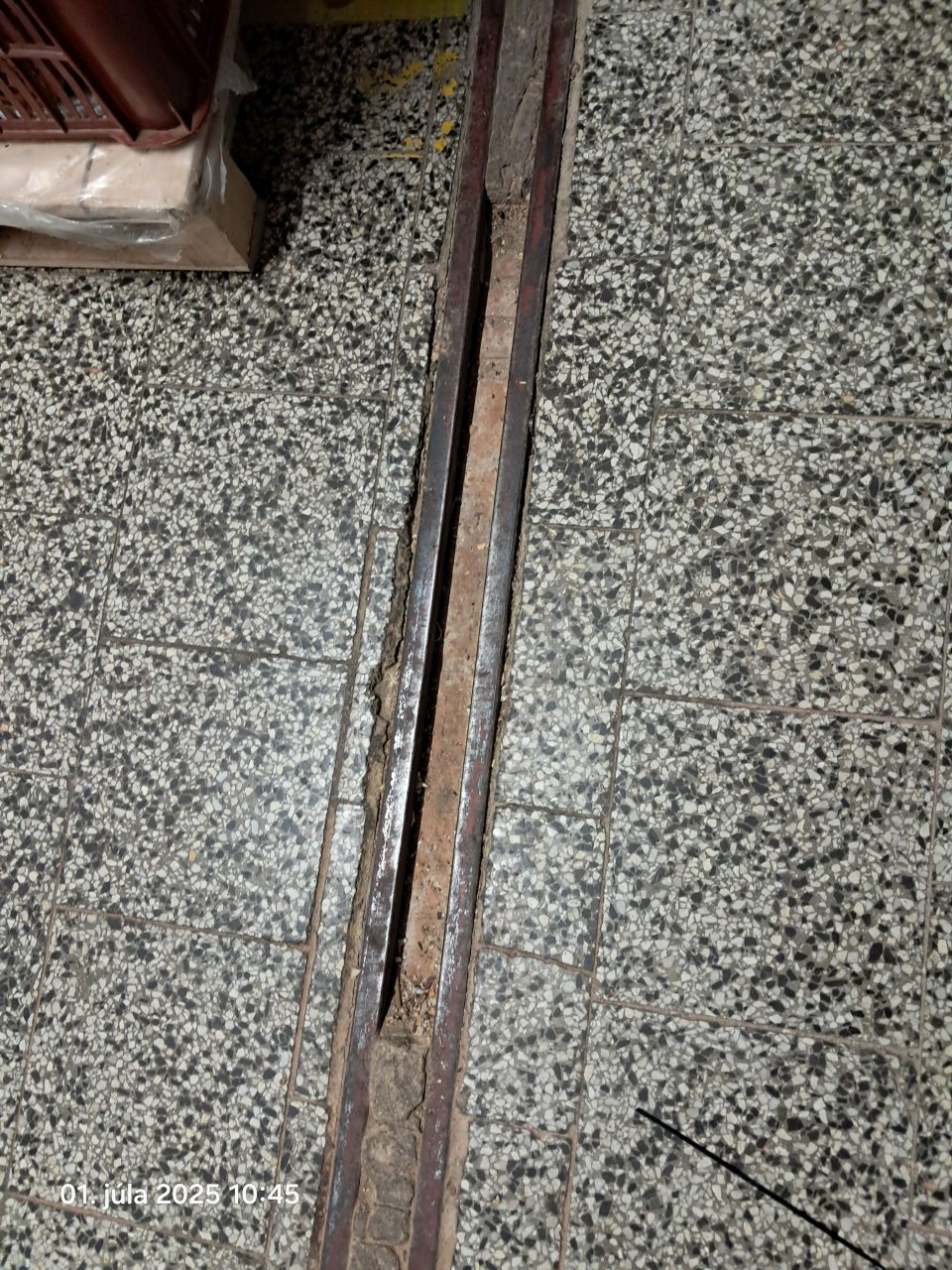 Poškodená podlaha v sklade.