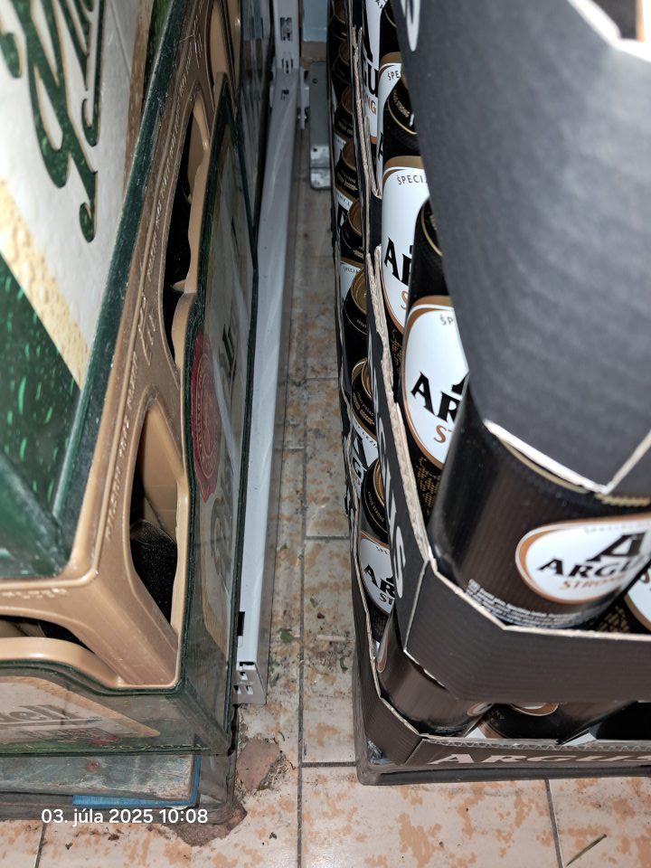 Znečistená podlaha na predajnej ploche.