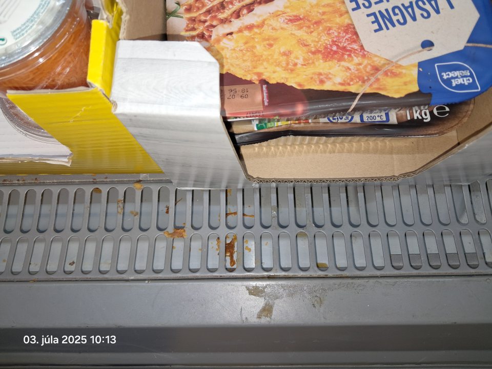 Znečistený priestor pod mriežkou v chladiacom zariadení.