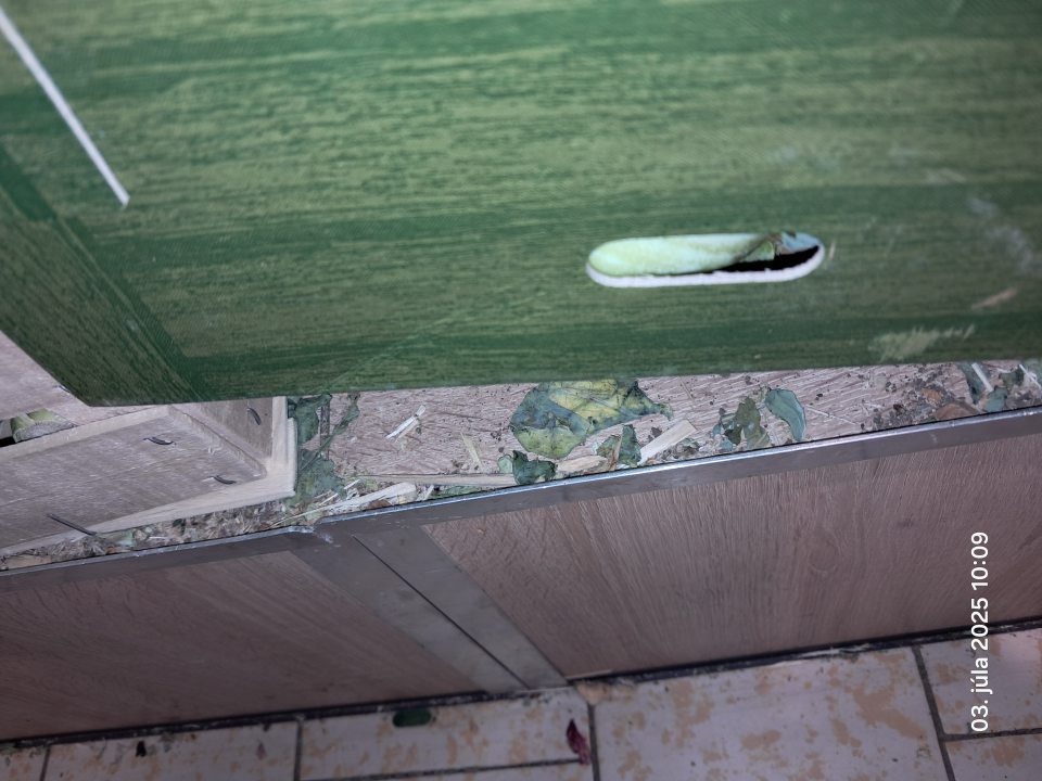 Znečistené police v oddelení zeleniny.