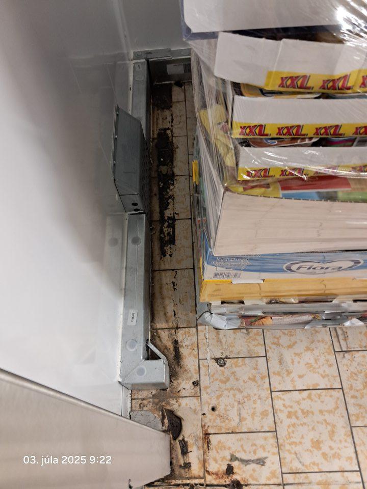 Znečistená podlaha v sklade.