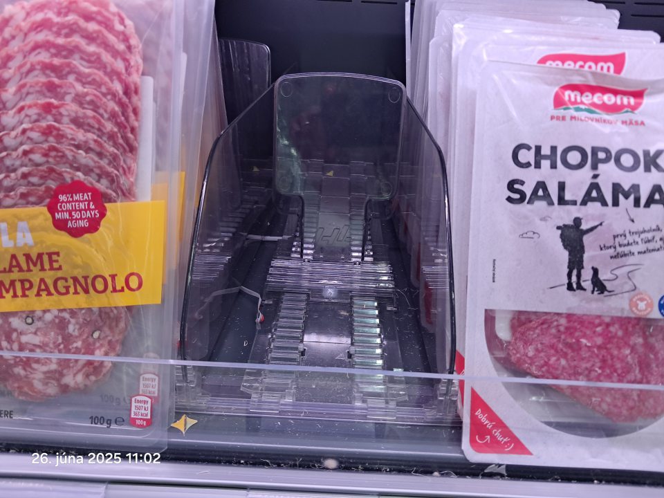 Znečistené police chladiacej vitríny.