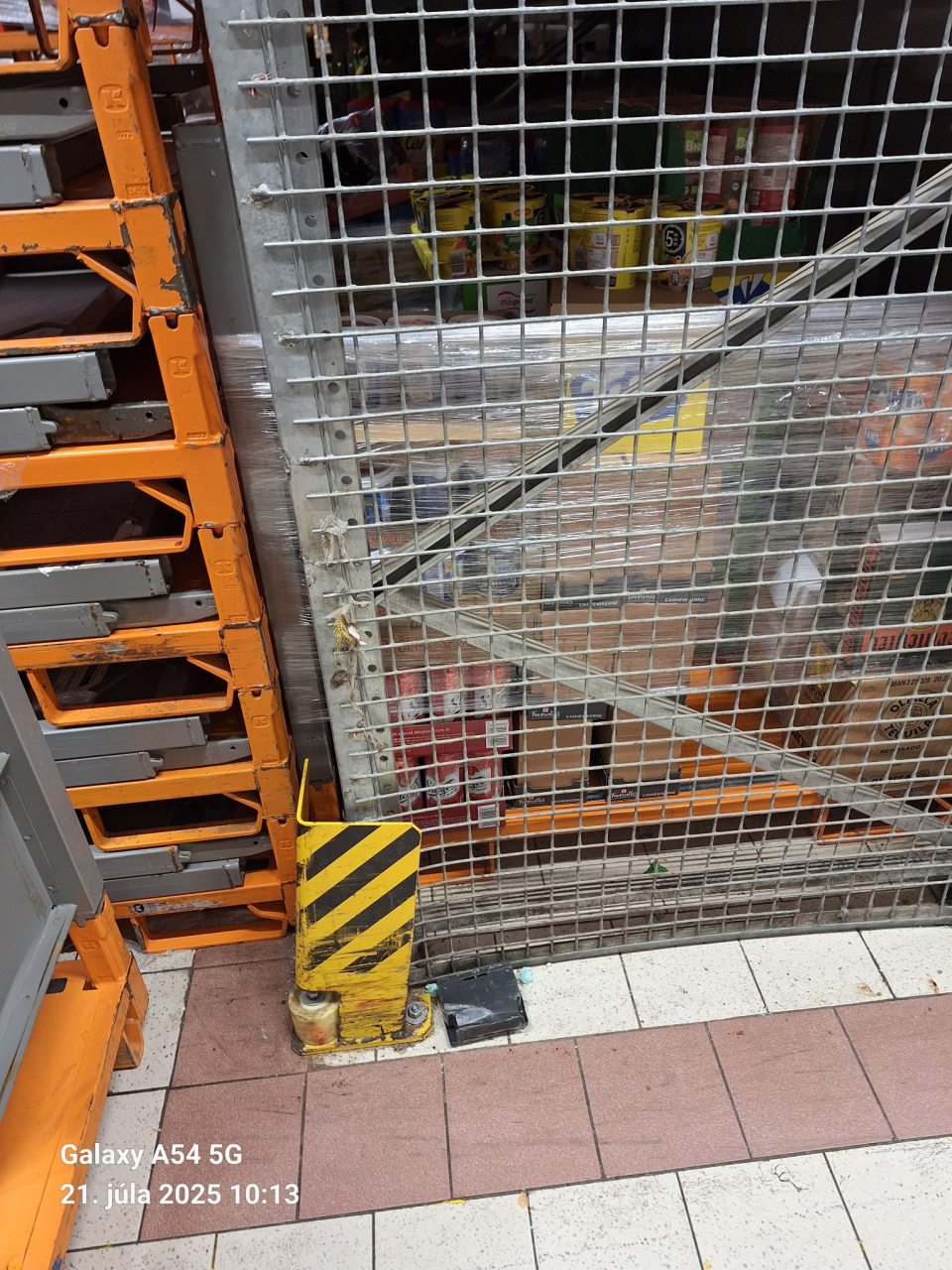 Poškodené monitorovacie staničky v sklade potravín.