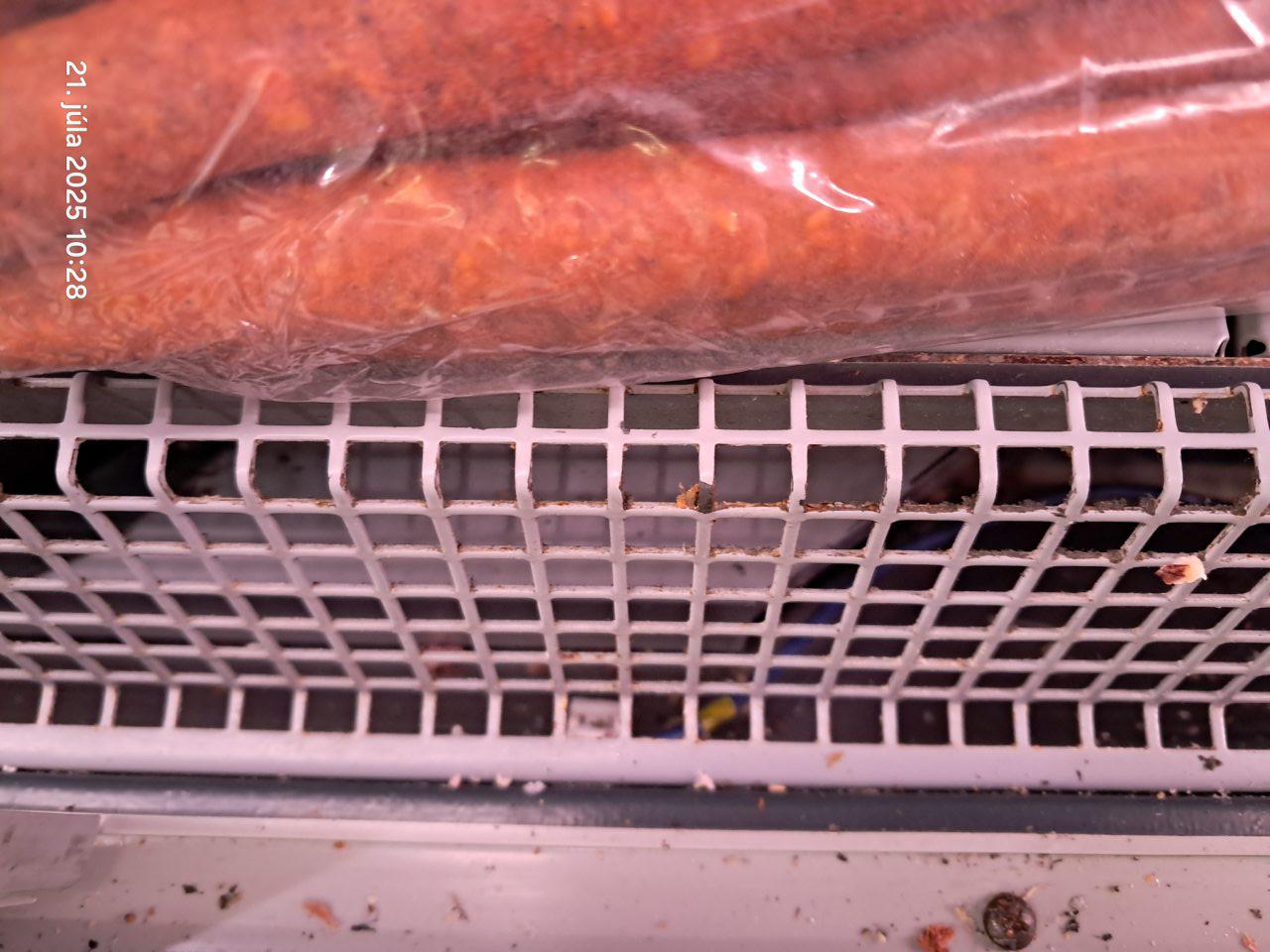 	Znečistené mriežky a posuvné lišty na chladiacom zariadení.