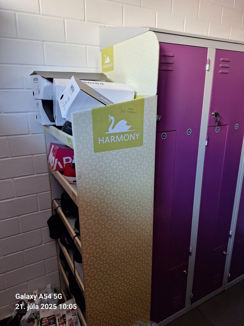 Obuv pracovníkov uložená v nečistiteľnom zariadení.