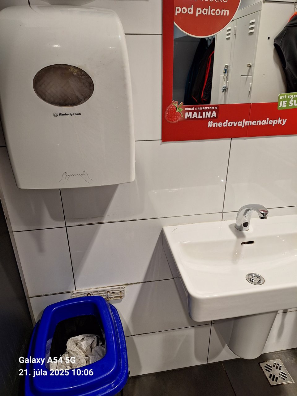 V predsieni záchodu sa nenachádzala krytá nádoba na odpad.