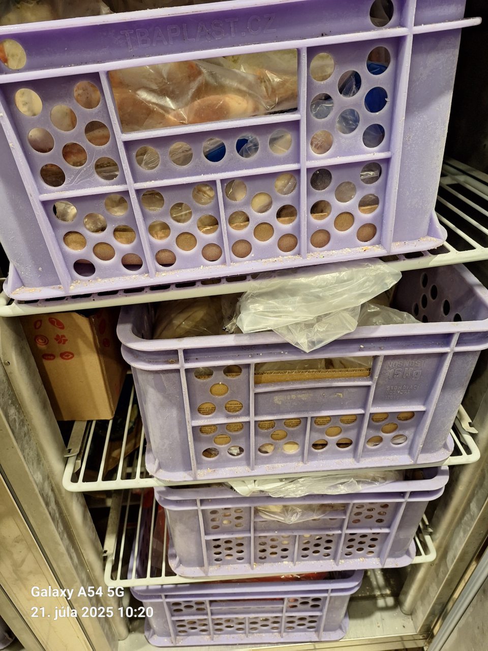 	Znečistené prepravky na skladovanie mrazených pekárenských polotovarov.