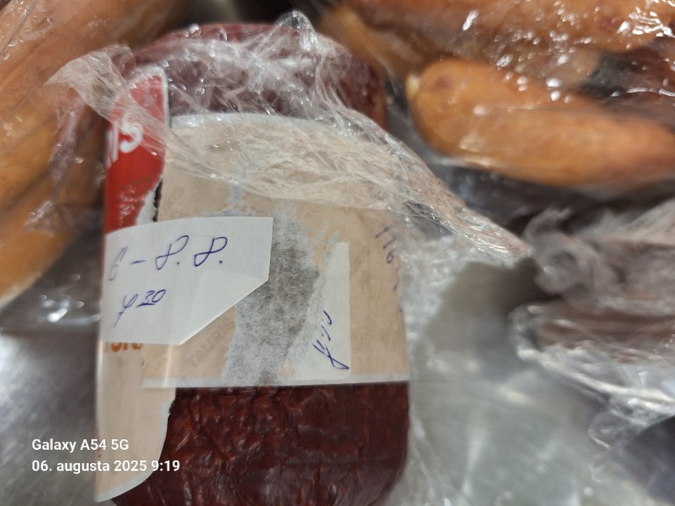 Predaj potravín s prelepeným dátumom otvorenia originálneho balenia výrobku - mäsové a mliečne výrobky určené na porciovanie v prítomnosti zákazníka.