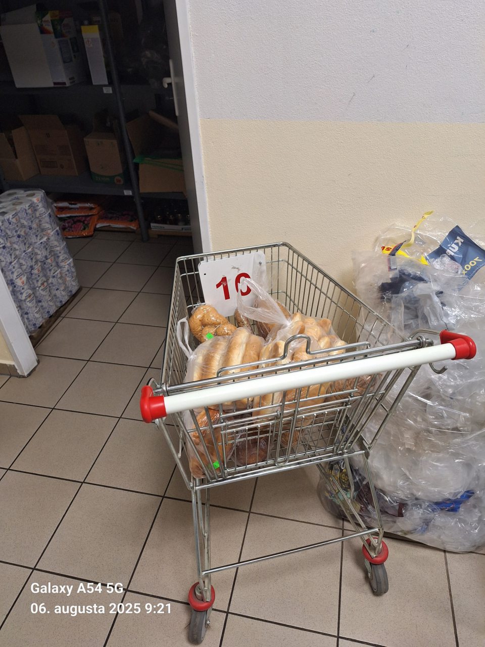 V sklade potravín oddelene uložené chlieb a pečivo po DS resp.DMT bez náležitého označenia.