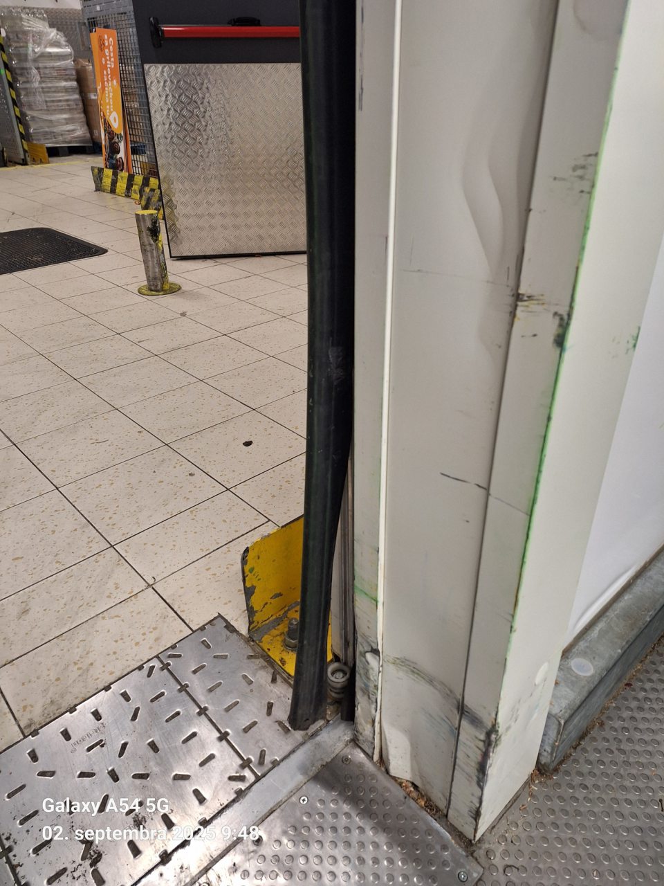 poškodené tesnenie na dverách do chladiaceho boxu skladu