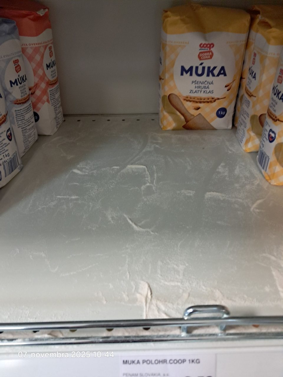 Znečistený regál.