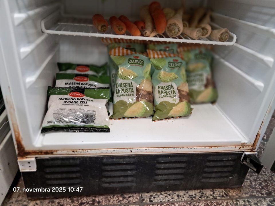 Hrdzavá chladnička.