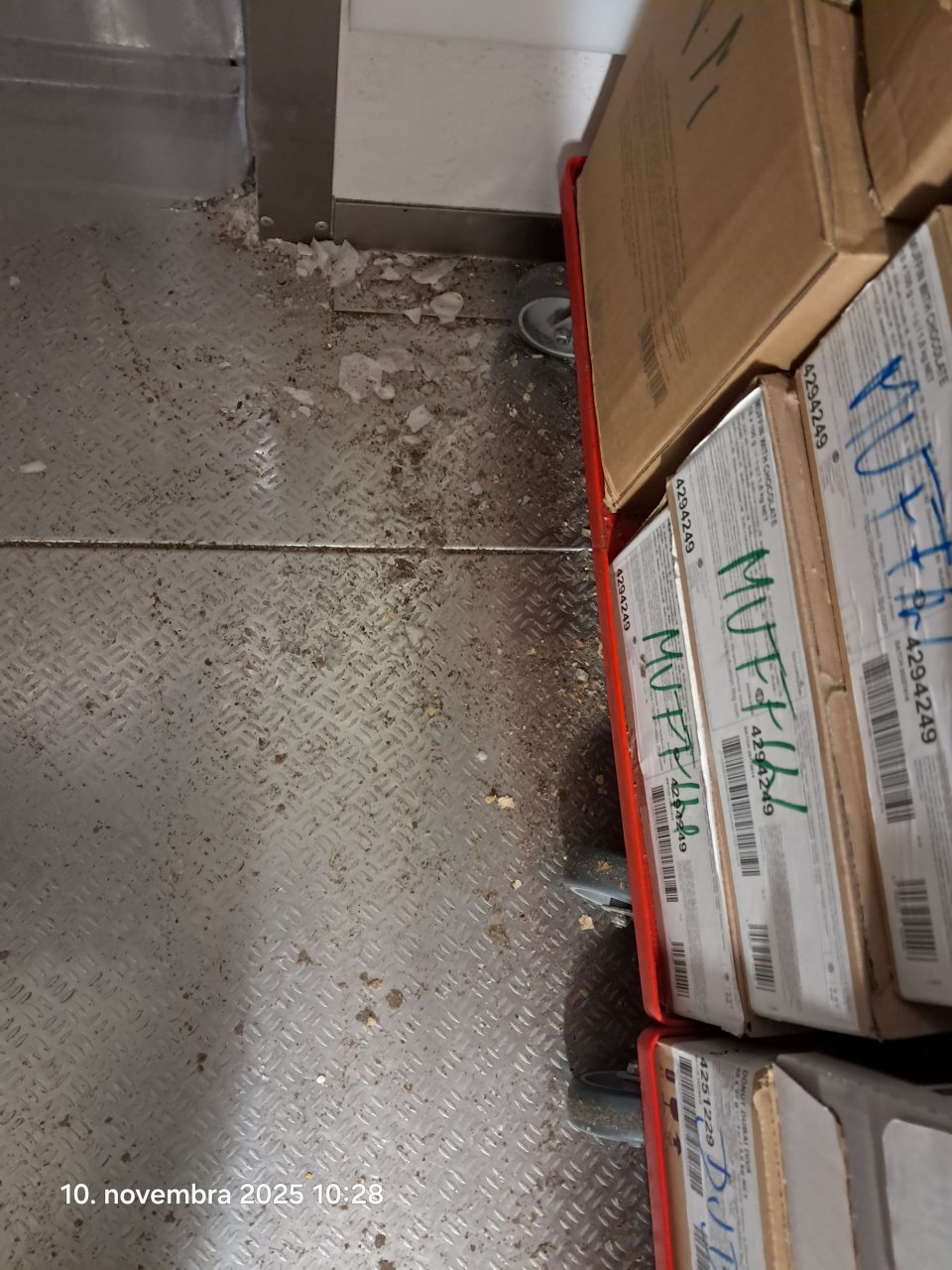 Znečistený mraziaci box na pečivo.