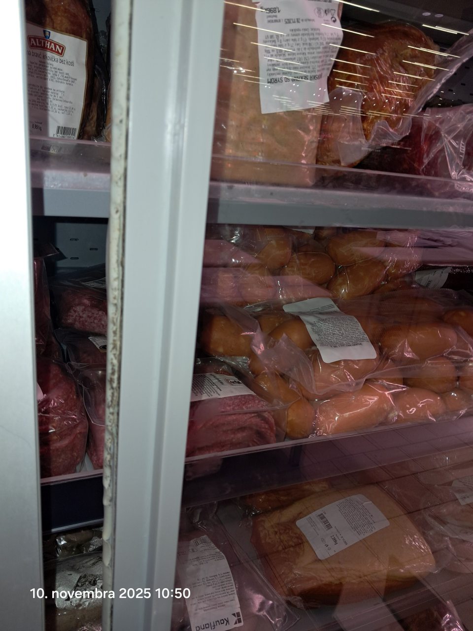 Znečistené dvere chladničky.