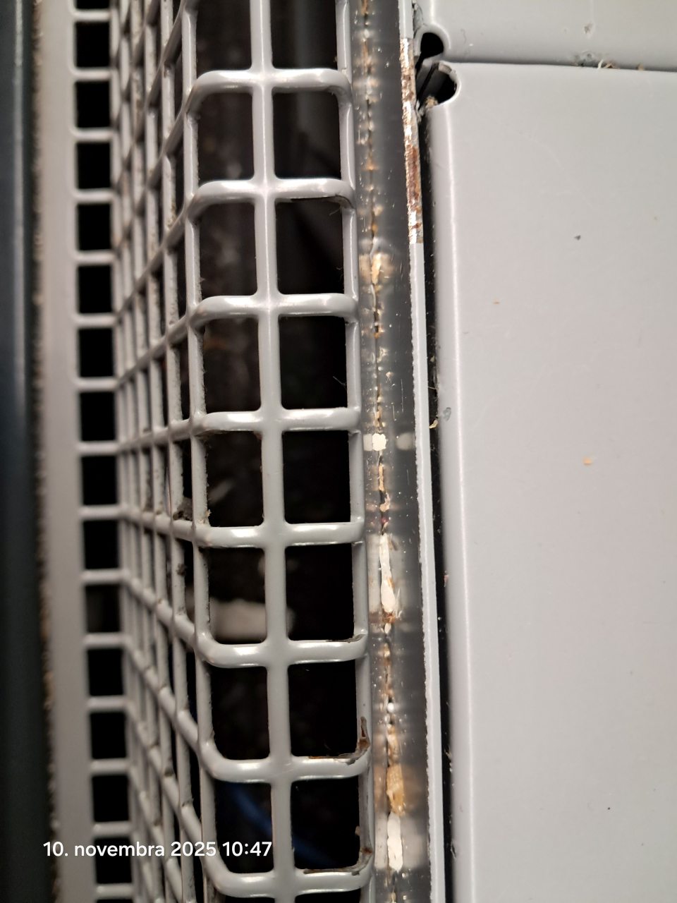 Znečistená chladiaca vitrína.