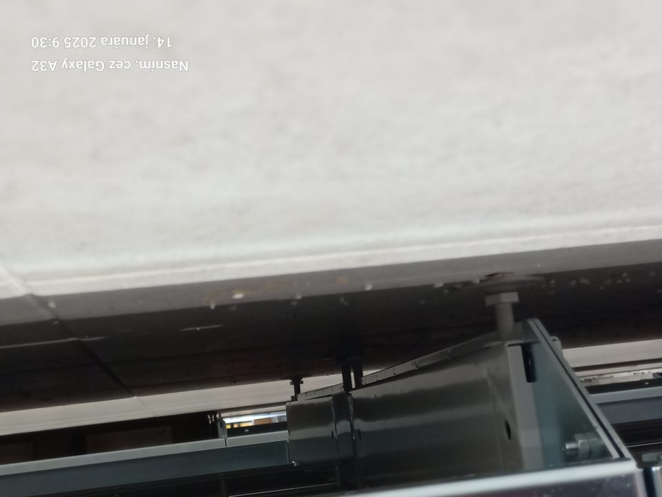 znečistená podlaha -  zaprášená, zatečenie od potravín, kúsky obalového materiálu, zvyšky potravín na viacerých miestach pod regálmi.