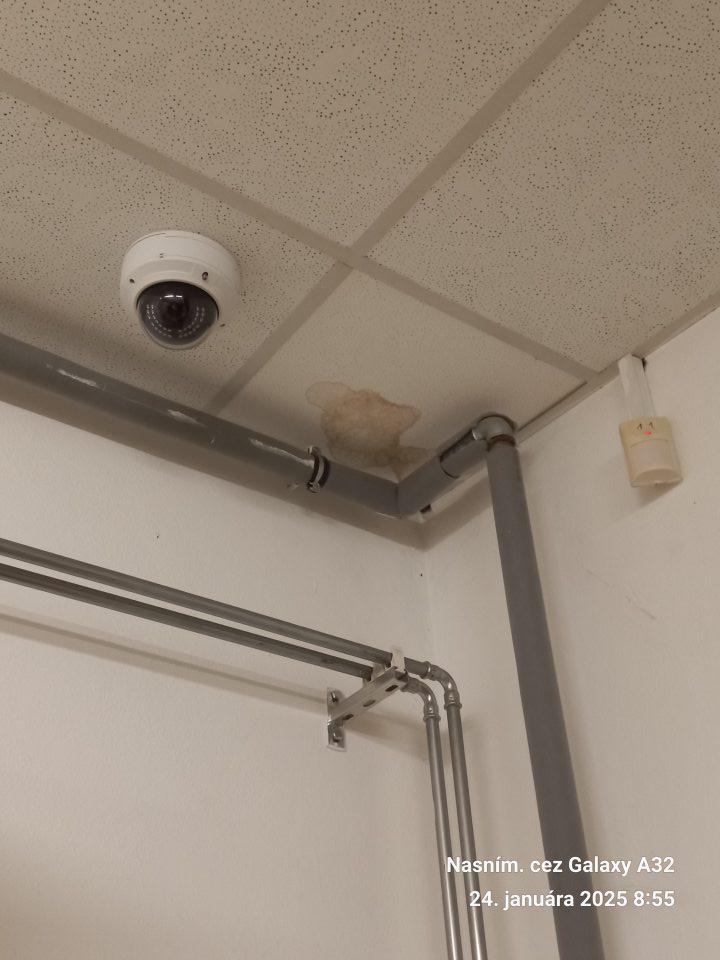 strop v sklade so suchými potravinami je na viacerých miestach poškodený po predchádzajúcom zatečení