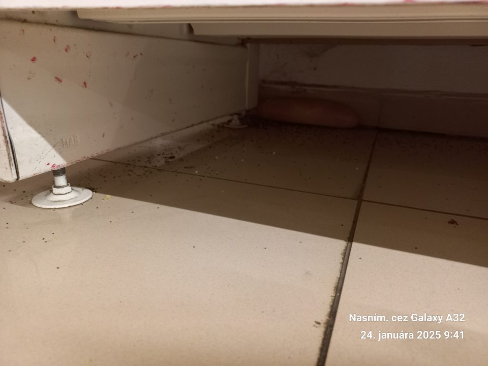 podlaha na predajnej ploche pod regálom s nebaleným pečivom znečistená vrstvou
prachu a zvyškami omrviniek