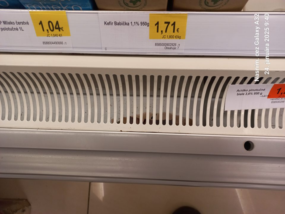 v chladiacich zariadeniach na predajnej ploche na mliečne výrobky a na chladené mäso a mäsové výrobky bolo zistené znečistenie pod mriežkami a znečistenie stopami po vytečenej tekutine