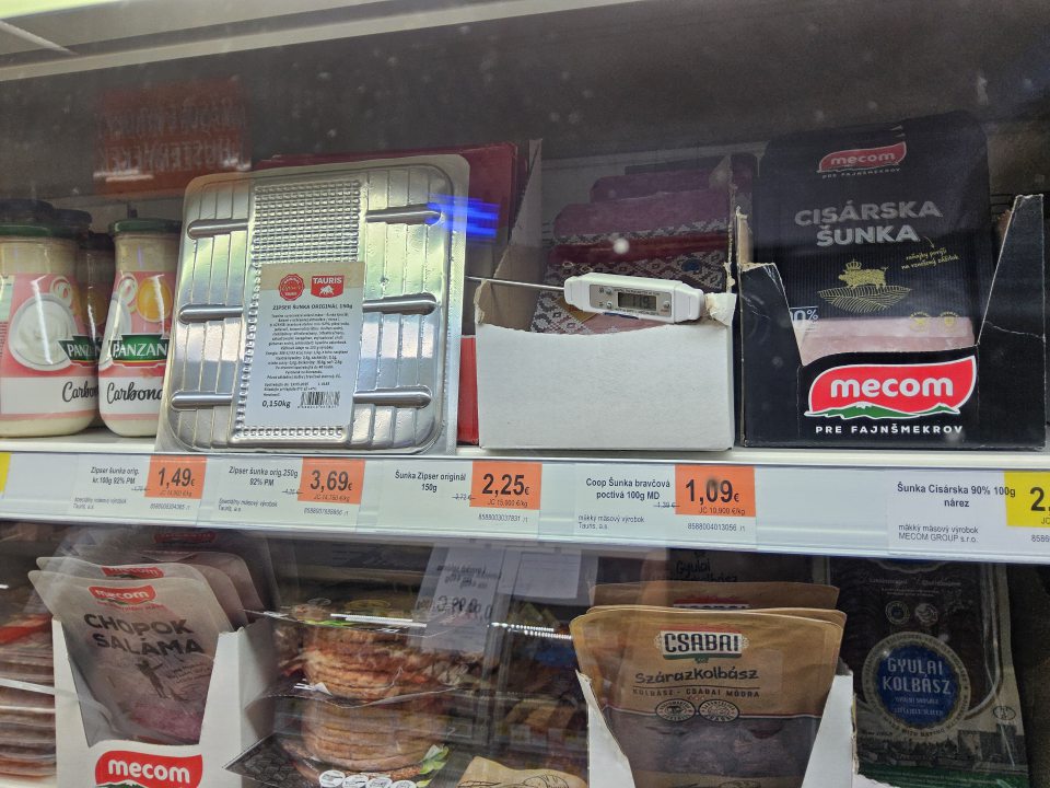 nedodržanie podmienok uchovávania deklarované prevádzkovateľom potravinárskeho podniku na ich obale