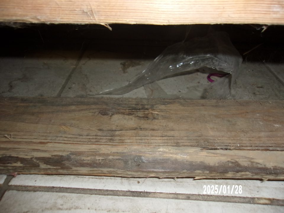 Znečistená podlaha v sklade