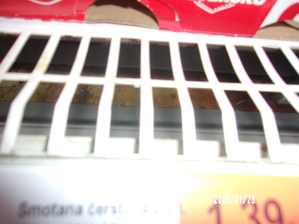 Znečistený priestor pod ochrannými mriežkami chladiaceho zariadenia na predajnej ploche 