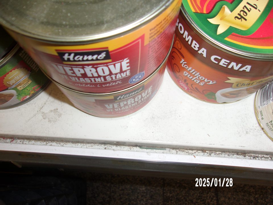 Znečistený regál na predajnej ploche 