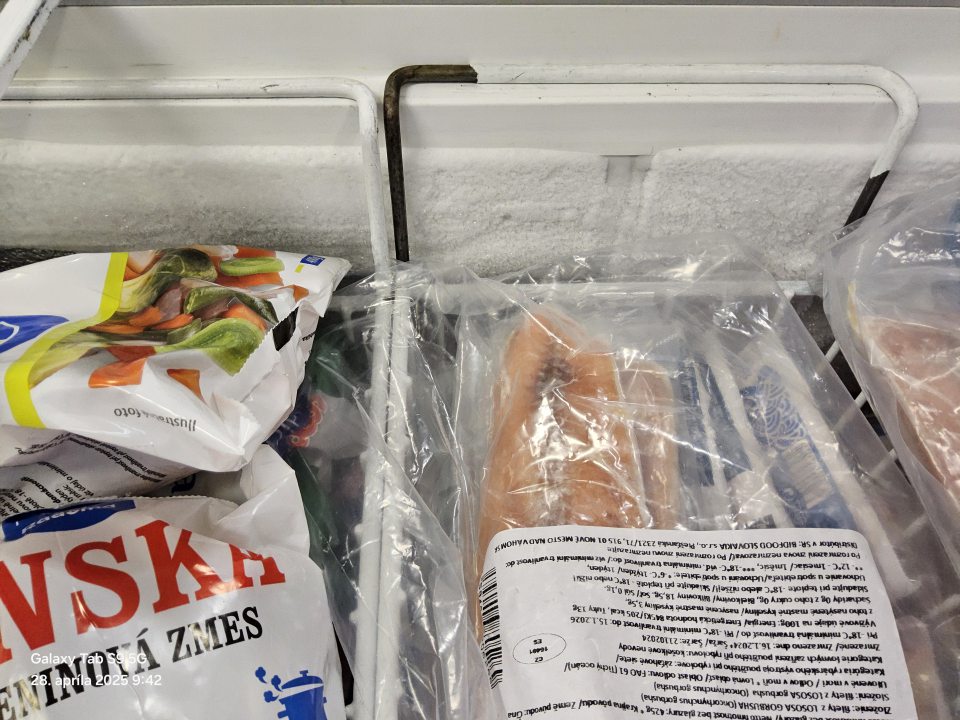 Povrch dvoch závesných košov mraziaceho zariadenia (mr. ryby a mr. zelenina) je poškodený, lokálne skorodovaný.