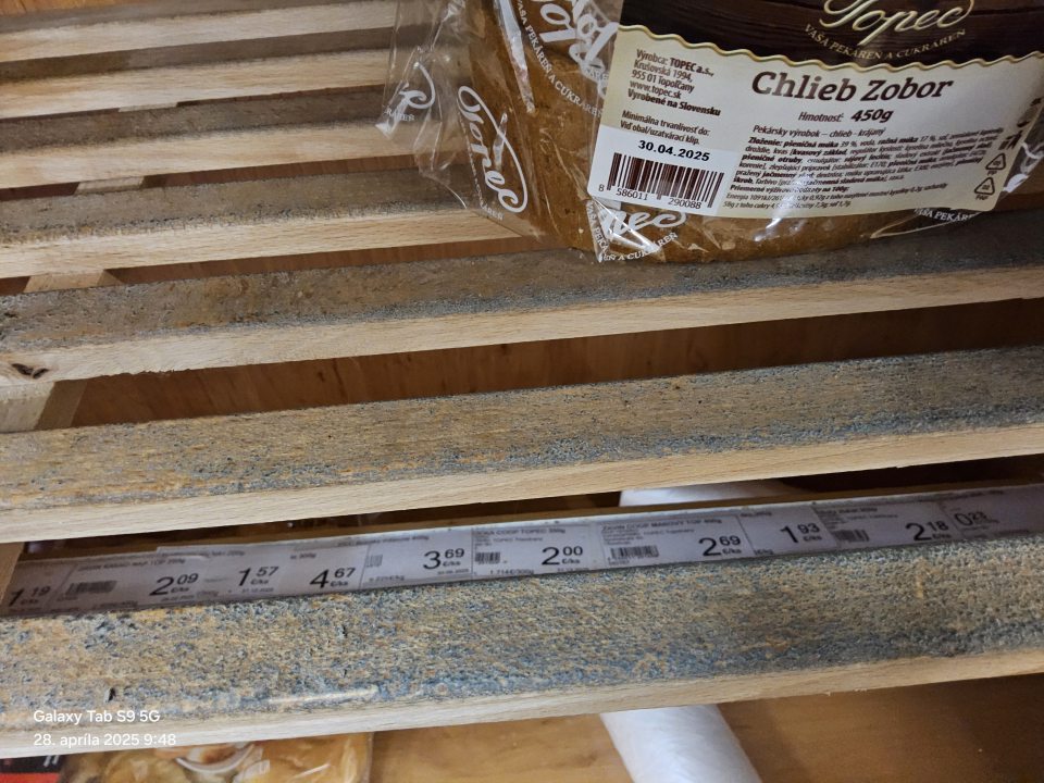  Ložná plocha technického zariadenia na predaj baleného pečiva je znečistená hrubou vrstvou prachu.