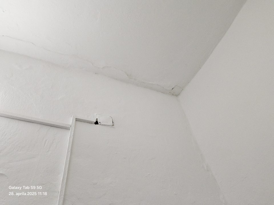 V miestnosti na príjem pečiva je poškodený strop s prasklinou a olupujúcou sa omietkou.