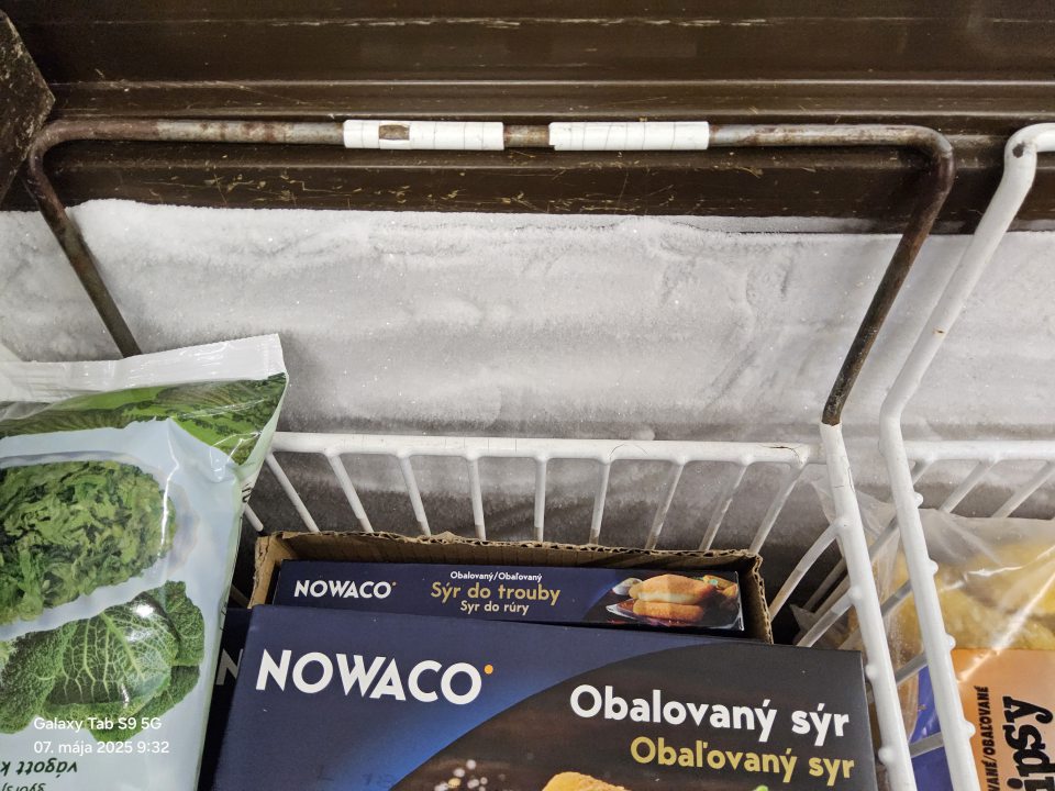 Povrch štyroch závesných košov v mraziacich zariadeniach, v ktorých boli v čase úradnej kontroly uložené mrazené nanuky, zmrzliny a mrazená zelenina je poškodený, lokálne skorodovaný.