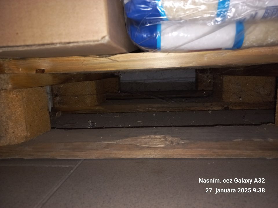 - znečistená podlaha v skladovom priestore pod paletami s trvanlivým tovarom– zaprášená, výskyt pavučín, kúsky obalového materiálu, zvyšky paliet