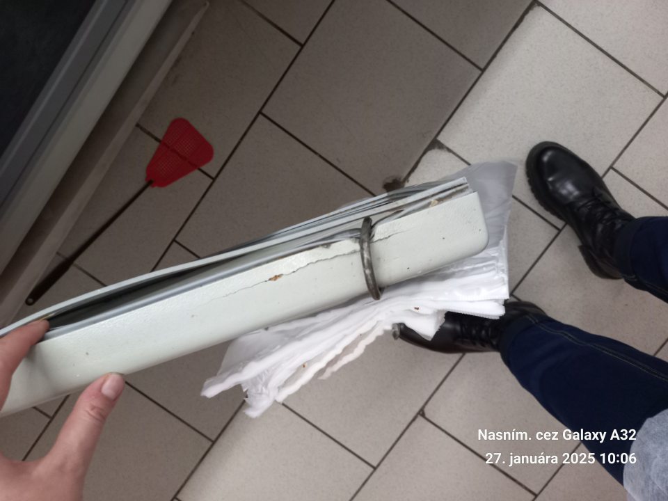 - poškodené gumové tesnenie dvierok  chladiacej vitríny