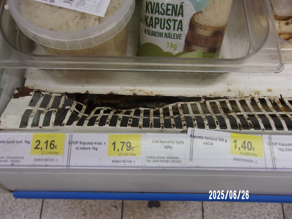 ochranný kryt chladiaceho zariadenia poškodený koróziou, lokálne chýba ochranný náter, ochranný náter chýba tiež pod ochranným krytom, plocha pod ním je znečistená zatečením, lokálne skorodovaná