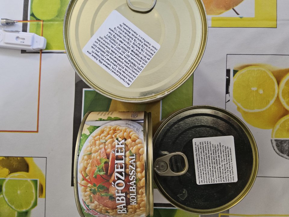 Rovnaká konzerva s dvomi rôznymi etiketami