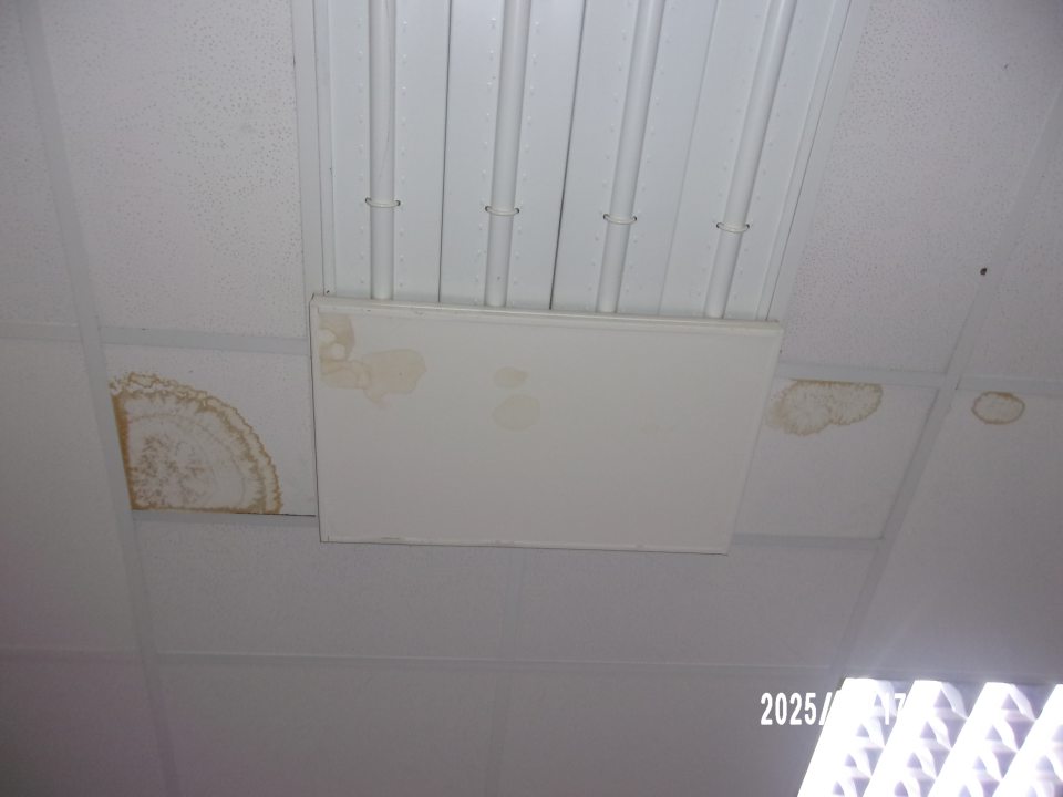 Poškodený strop zatečením