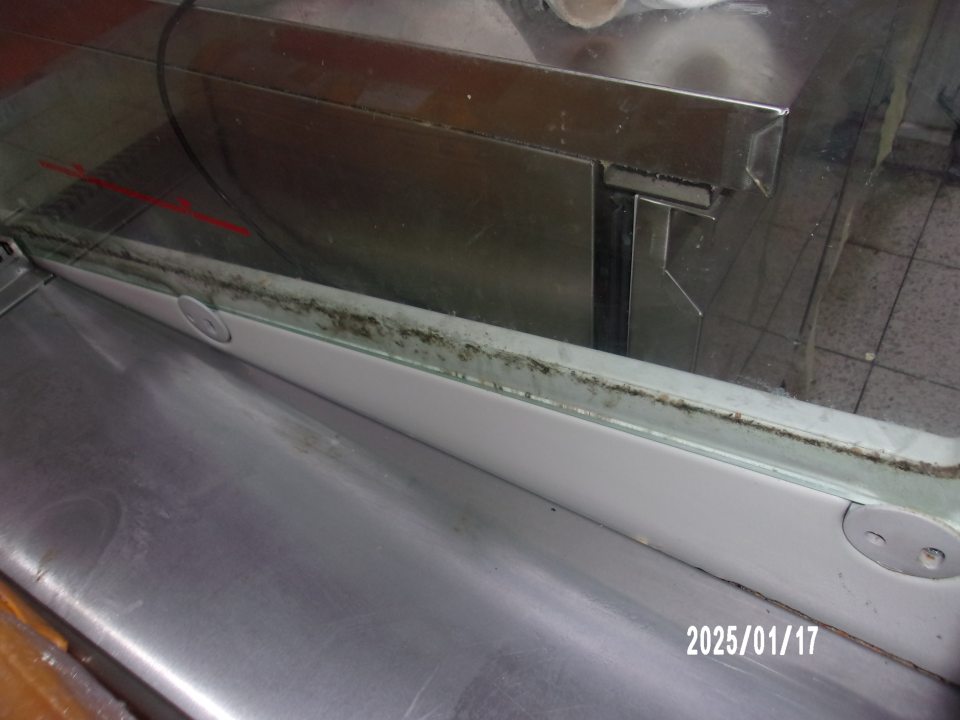 Výskyt čiernej plesne v chladiacej vitríne