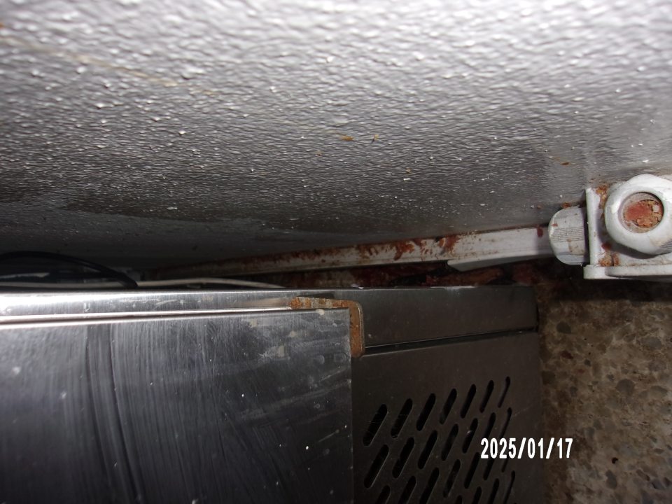 Znečistená podlaha zvyškami potravní