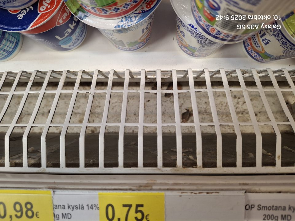 Priestor pod ochrannými mriežkami chladiaceho zariadenia  je znečistený prachom 