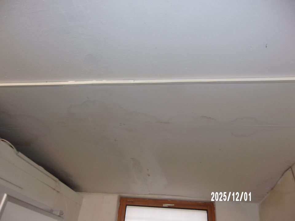 strop v sklade je poškodený zatečením, omietka sa olupuje a opadáva