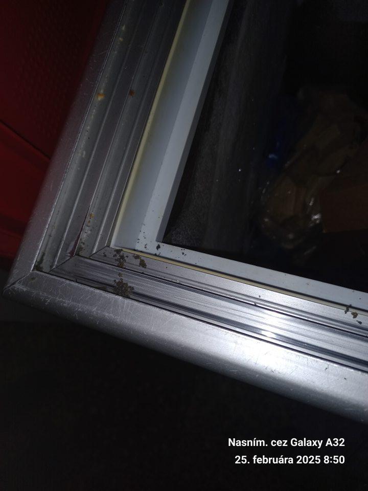 Znečistené vodiace lišty dvierok mraziacich zariadení