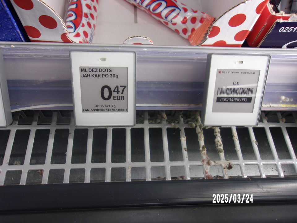 Nevyhovujúci hygienický stav chladiaceho zariadenia na vystavovanie mliečnych výrobkov