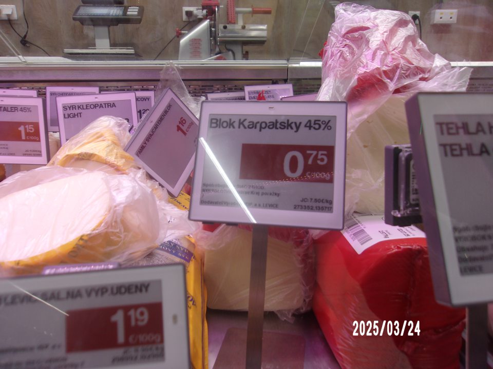 predaj 2 druhov výrobkov klamlivým spôsobom - výrobok s rastlinným tukom deklarovaný ako syr